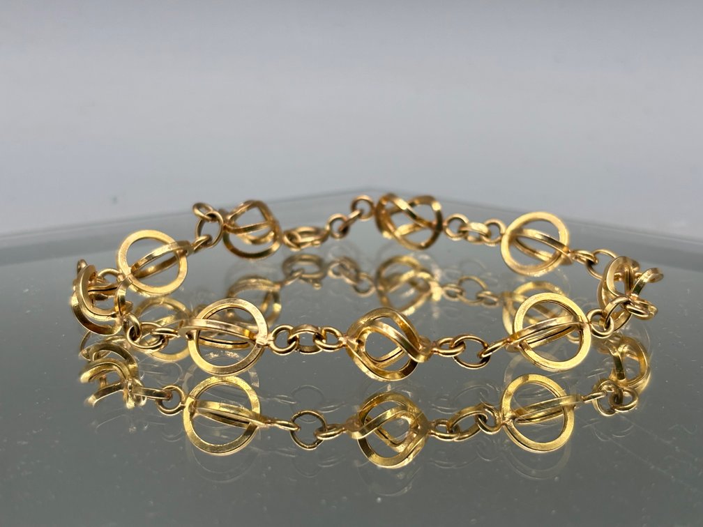 18K Yellow Gold Link Station Bracelet