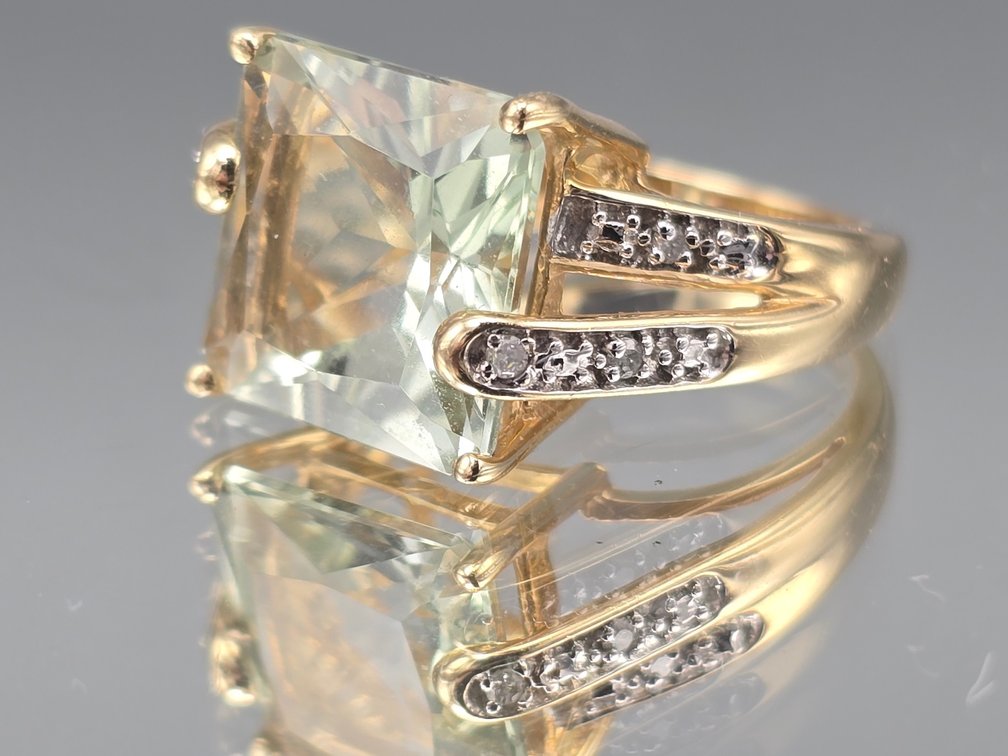 10K Aquamarine and Diamond Ring