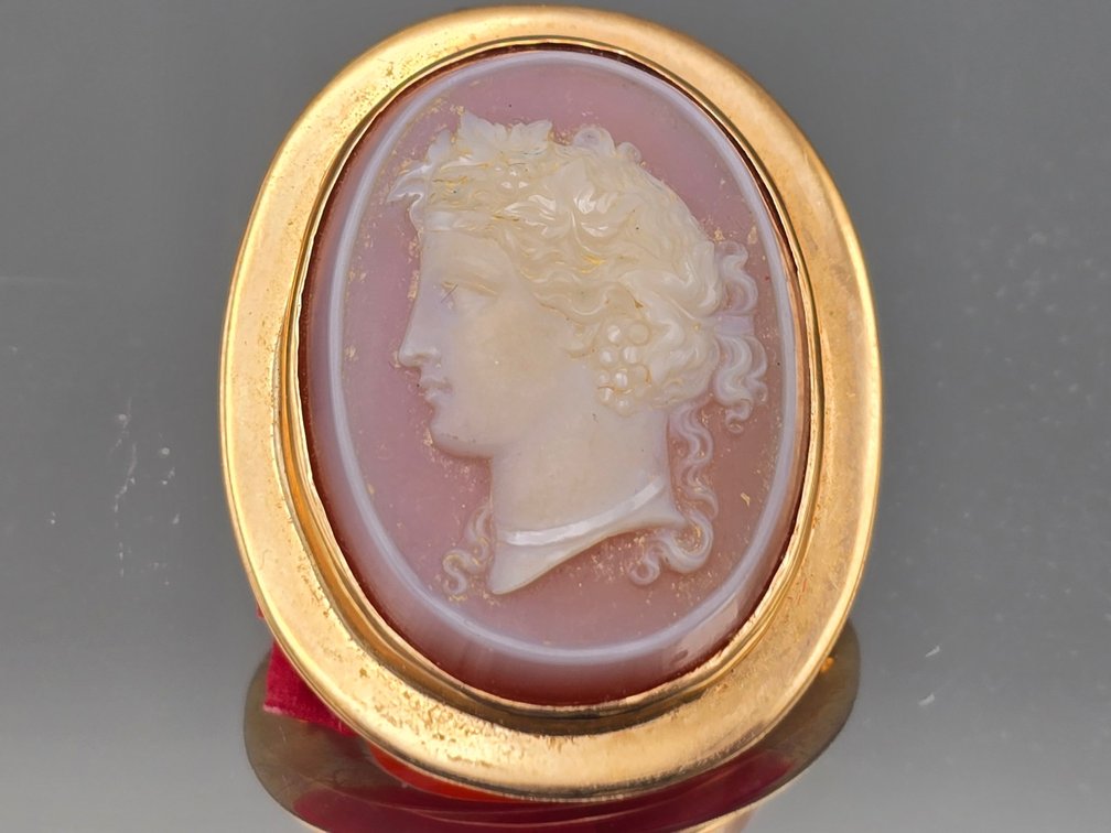 14K Neoclassical Carved Shell Cameo Brooch