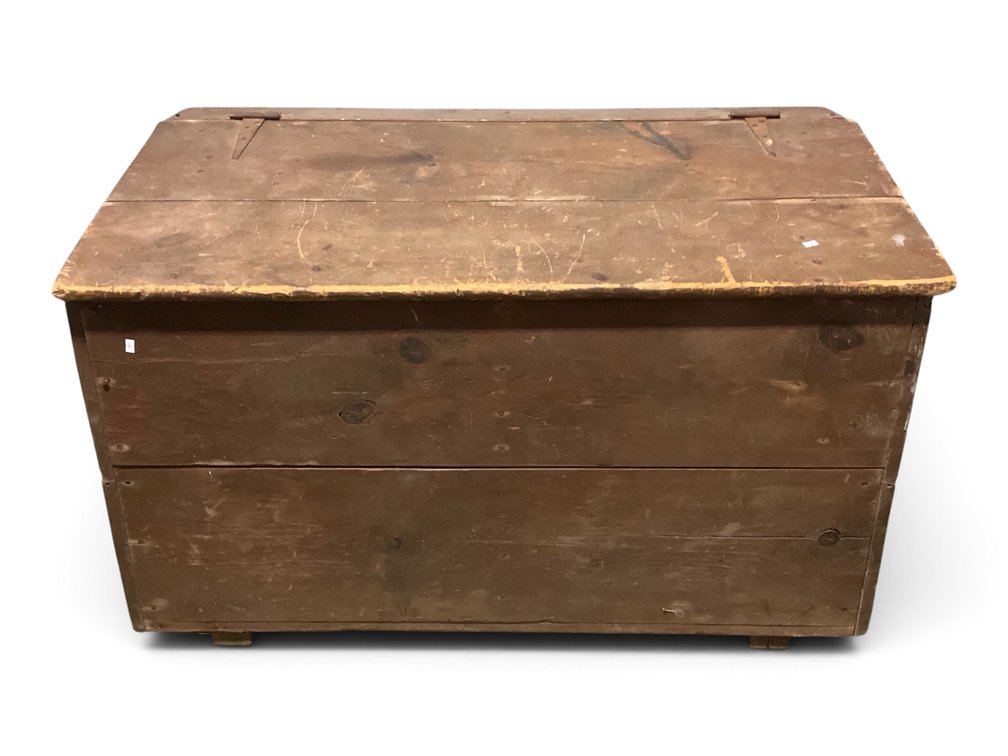 Primitive Feed Chest