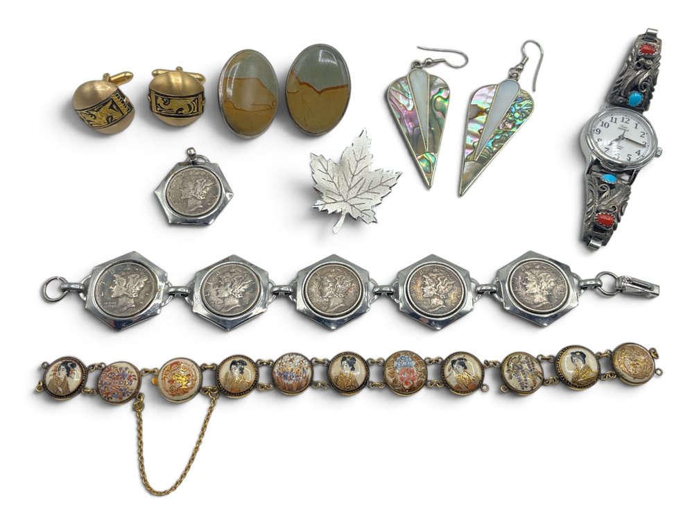 Small Grouping Of Men’s & Women’s Jewelry
