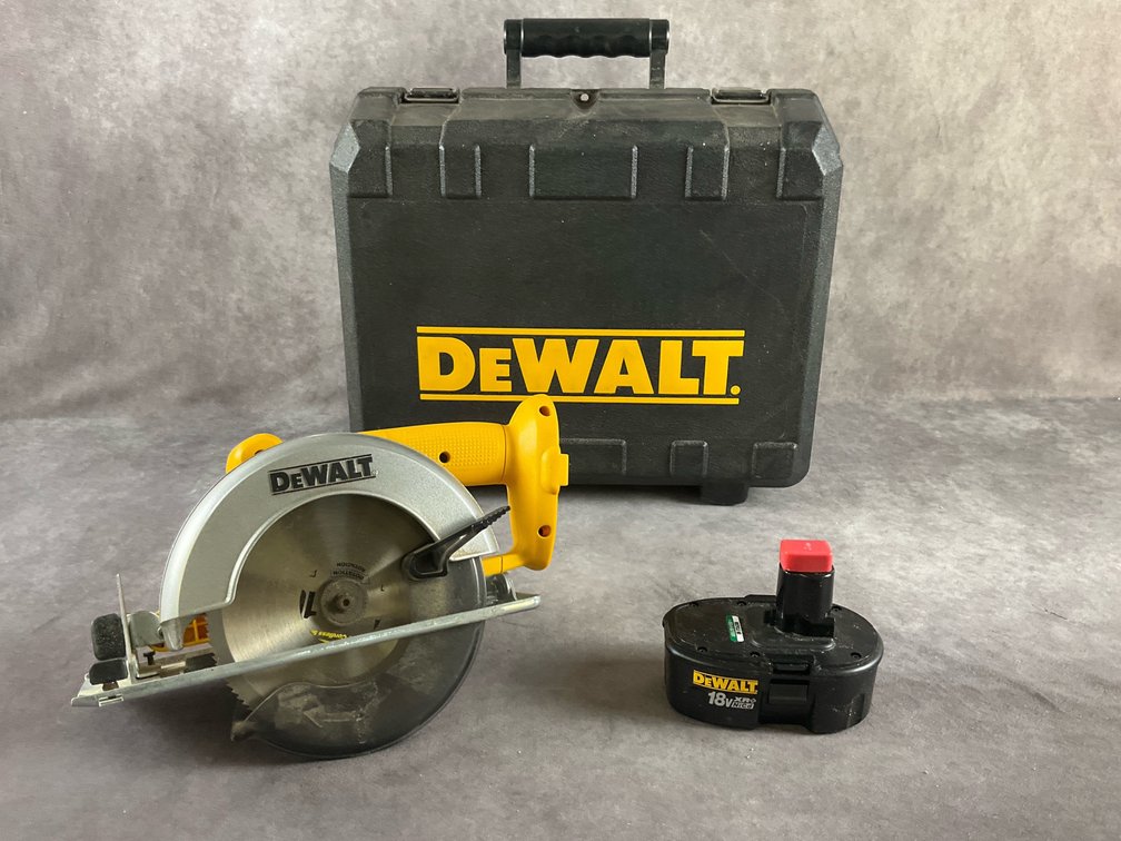 Dewalt Circular Saw.