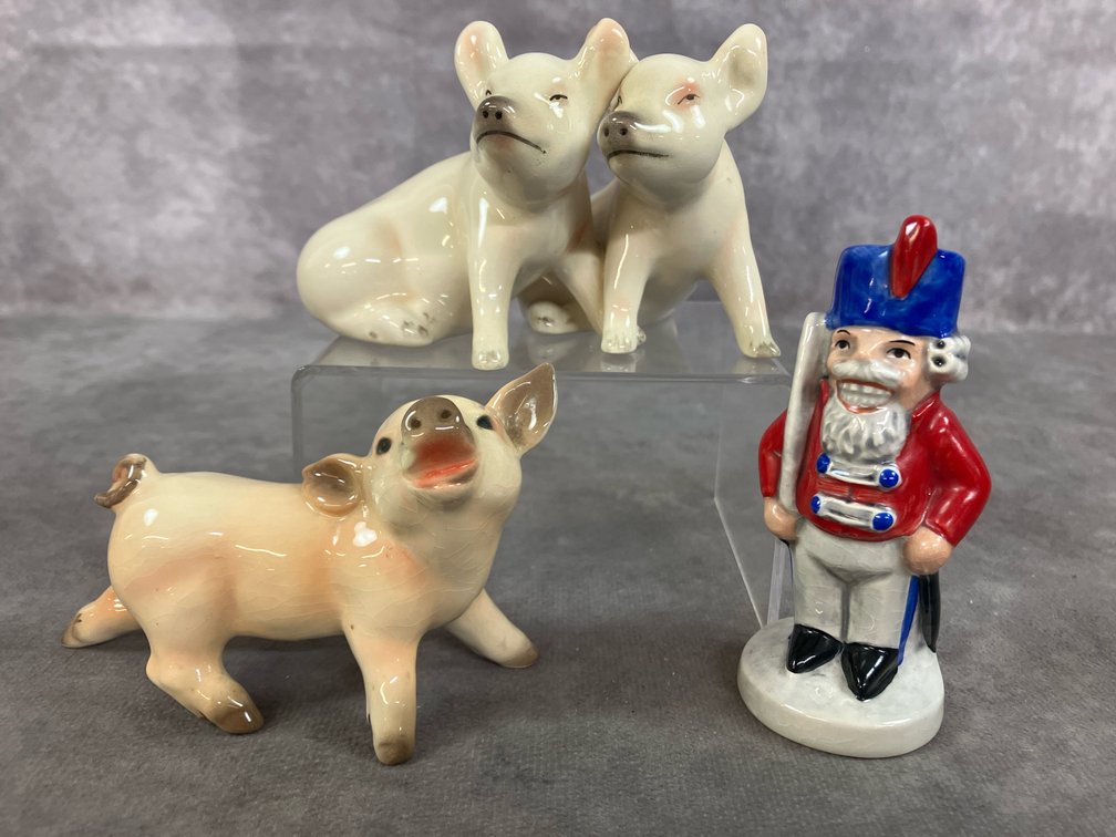 Goebel Pigs & Soldier