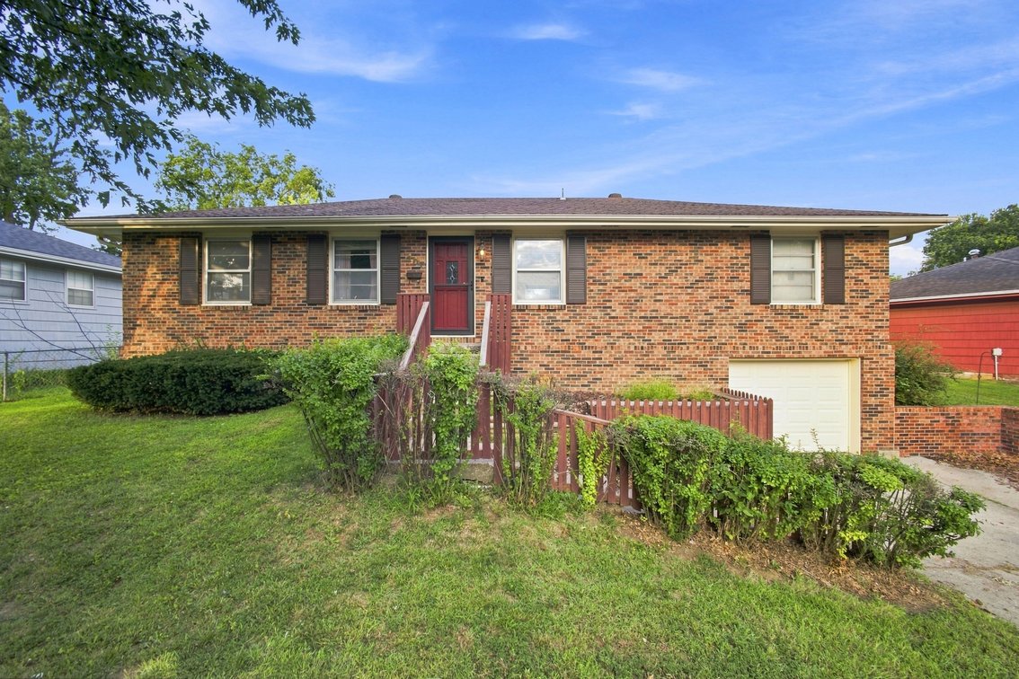 207 Augustus Drive, Excelsior Springs, MO 64024
