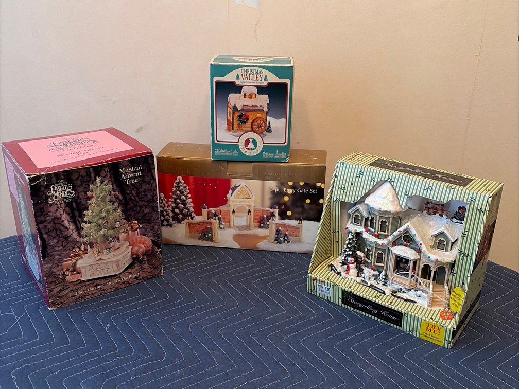 4 Christmas village houses