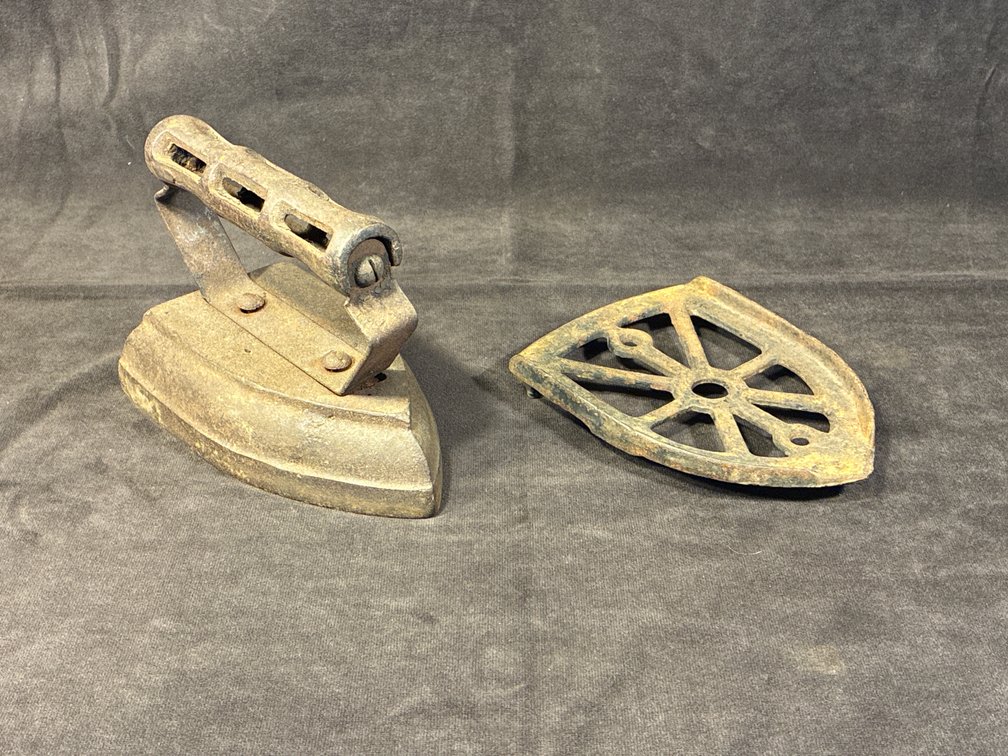 Sad iron w/ trivet