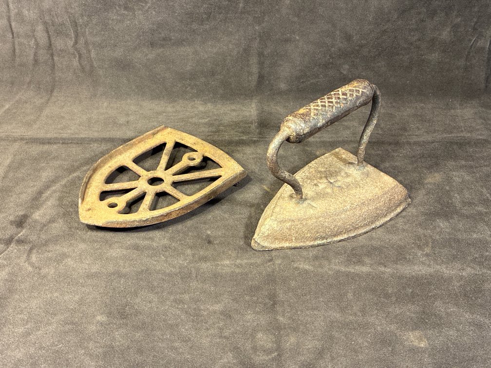 Sad iron w/ trivet