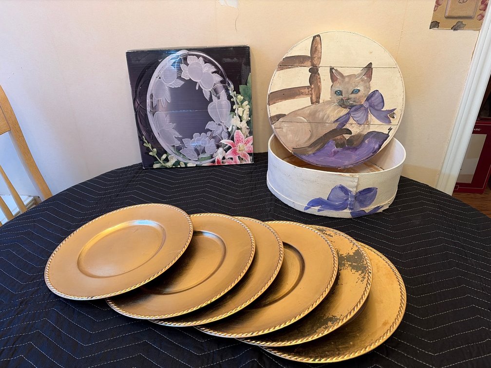 Hand-painted cat scene cheese box