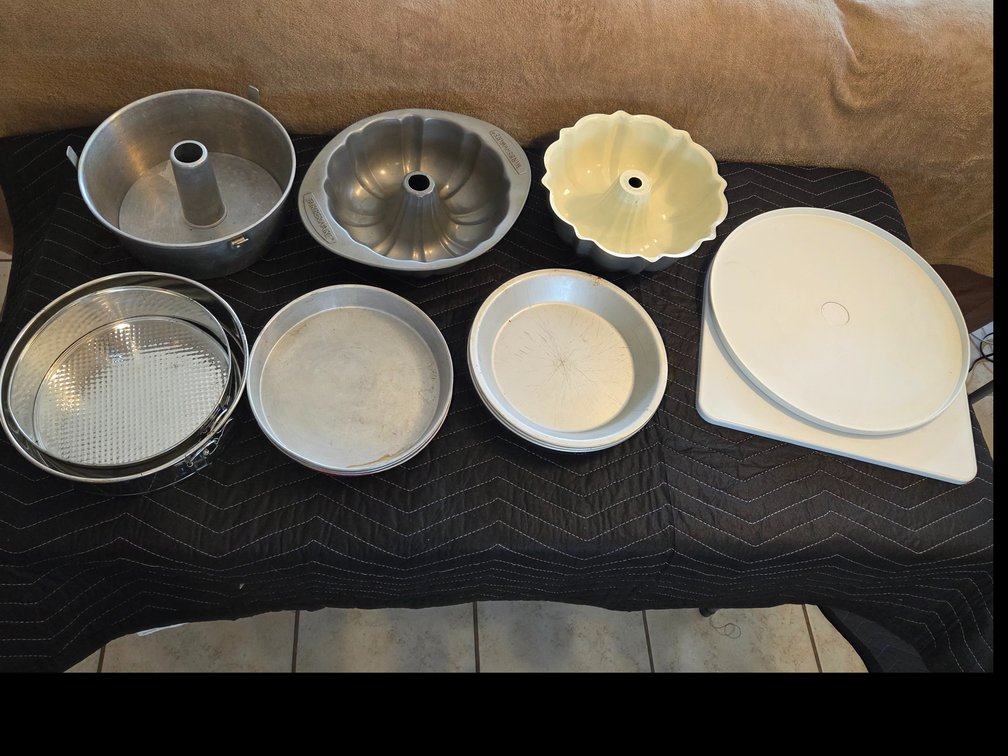 Cake Pans and Cake Frosting Turntable