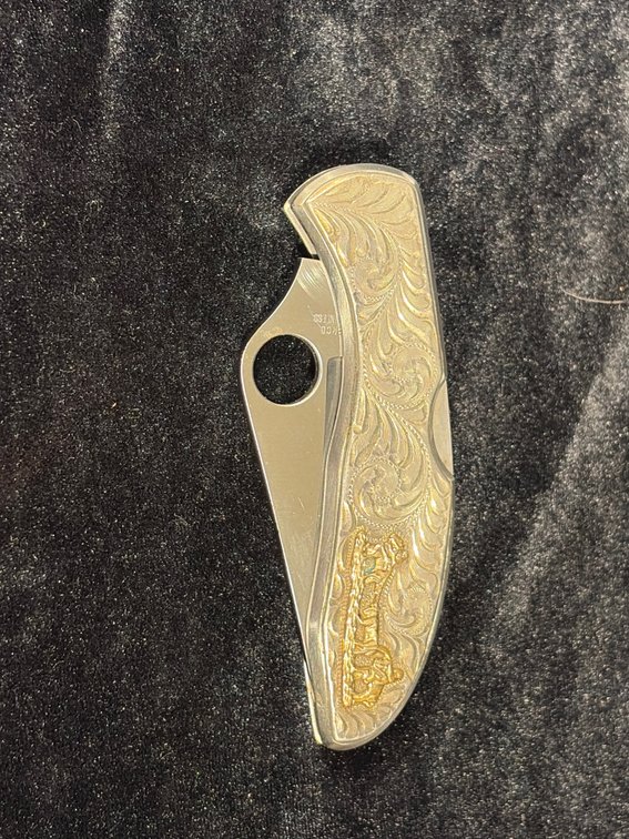 Knife with gold inlay western scene