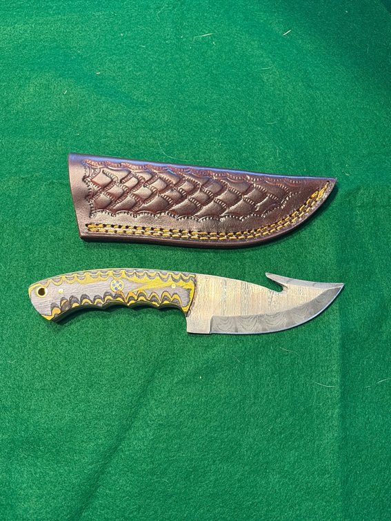 Handcrafted Damascus knife with sheath