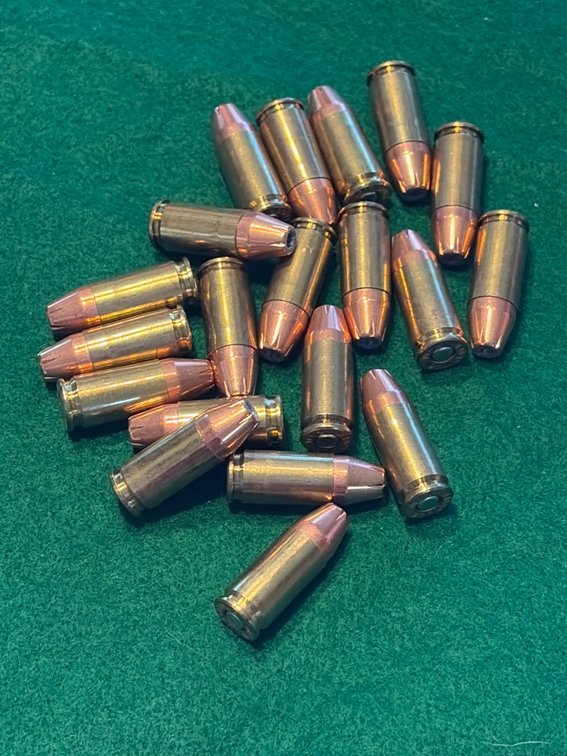 Group a 9 mm Hornady 115 GR XTP