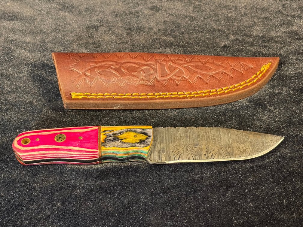 Handcrafted Damascus with leather sheath