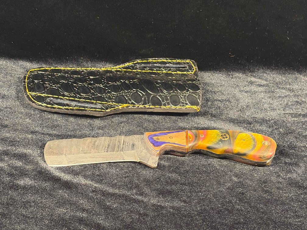 Handcrafted Damascus Blade knife with leather sheath