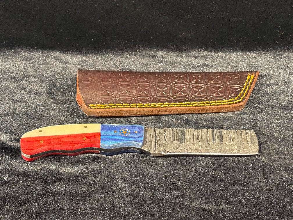 Handcrafted Damascus knife with leather sheath