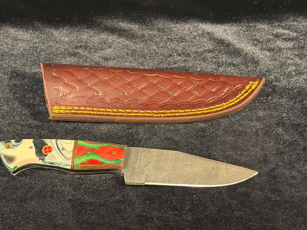 Handcrafted Damascus knife with leather sheath