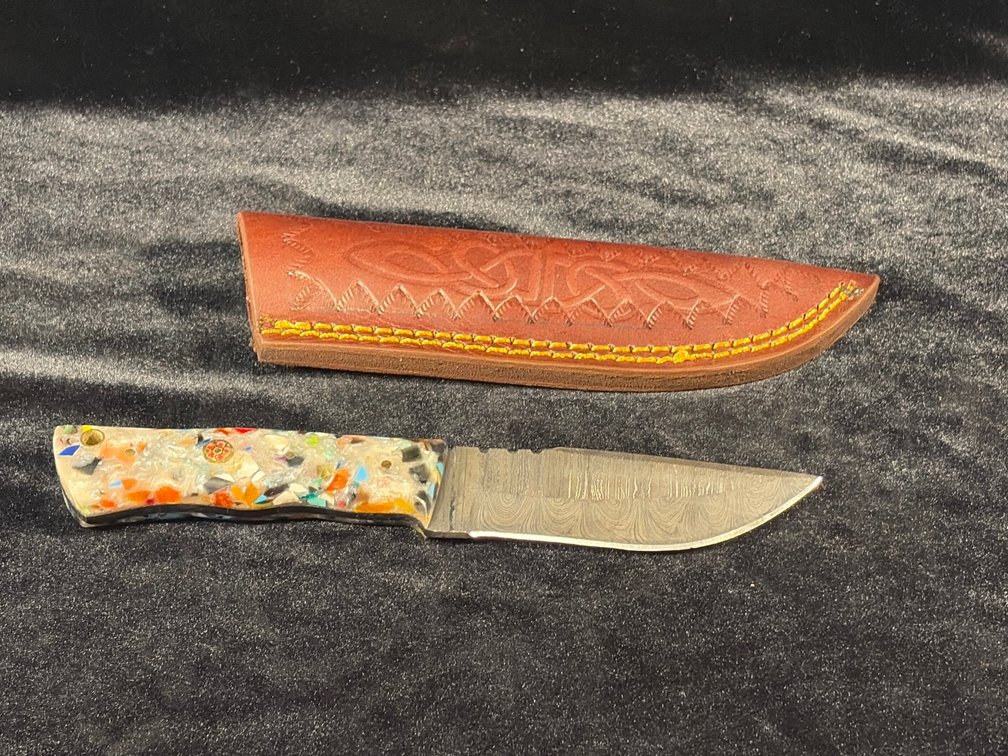 Handcrafted Damascus Blade knife with leather sheath