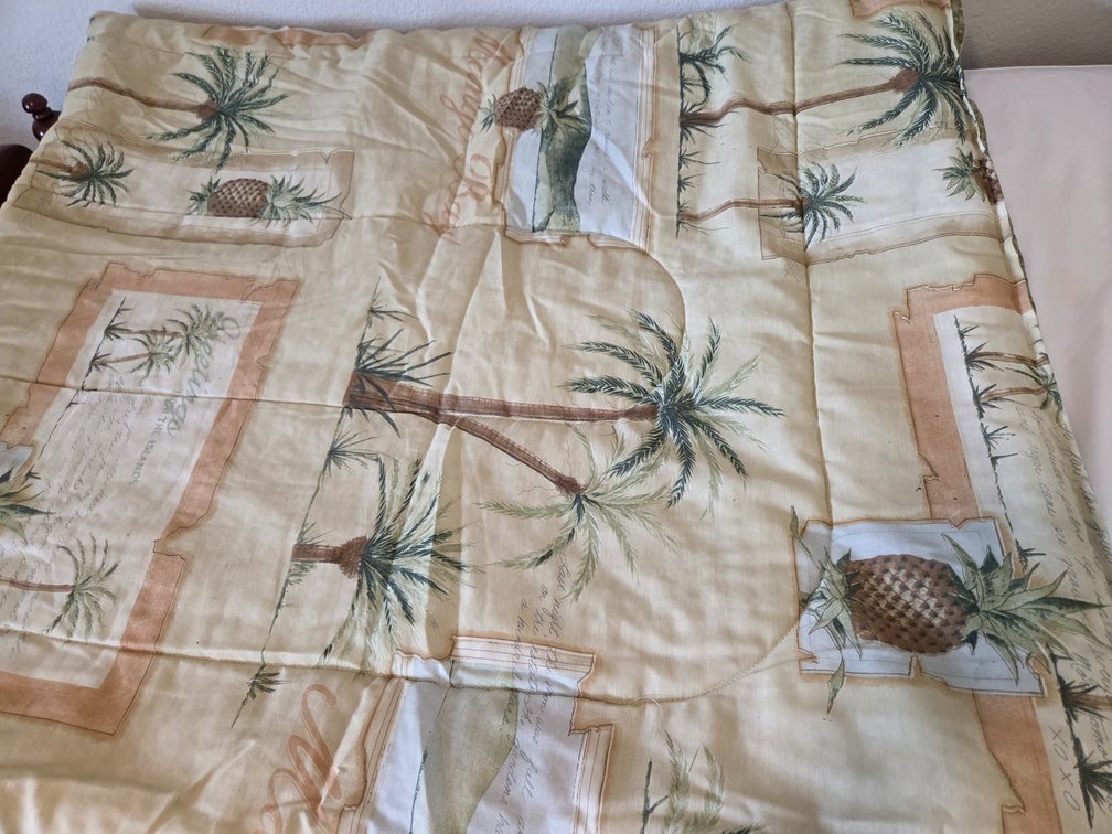 Tropical comforter with palm trees