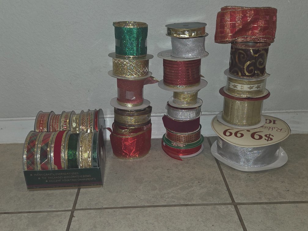 Holiday Ribbon: 31 spools In gold, red, and green
