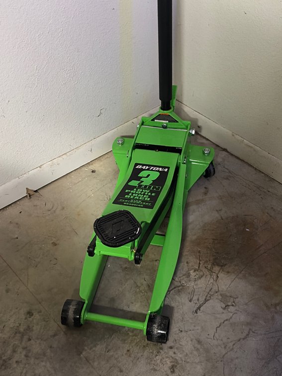 Dayton 3 ton low profile long reach high-performance model DS300LRG hydraulic floor Jack
