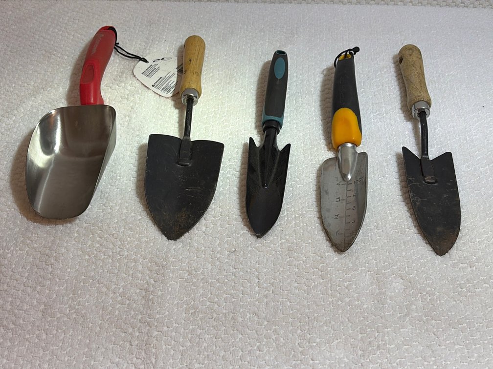 Garden shovels