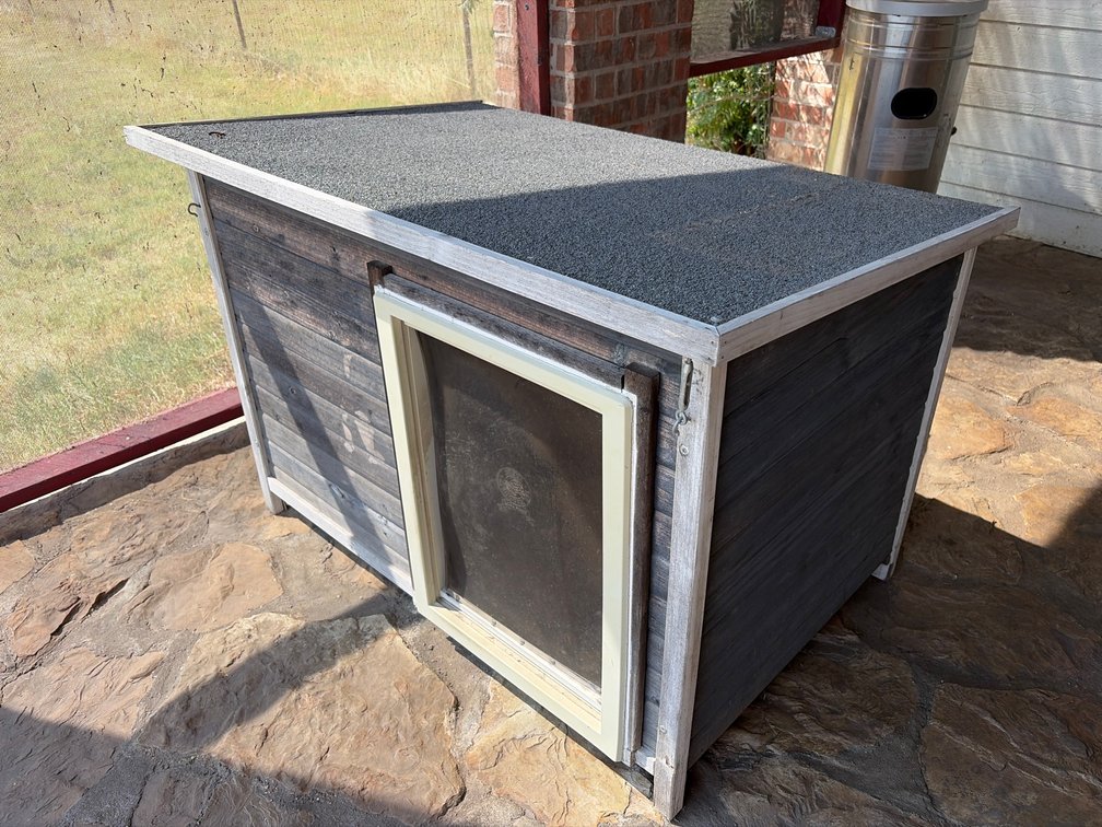 Fancy dog house with air-conditioning 27x42
