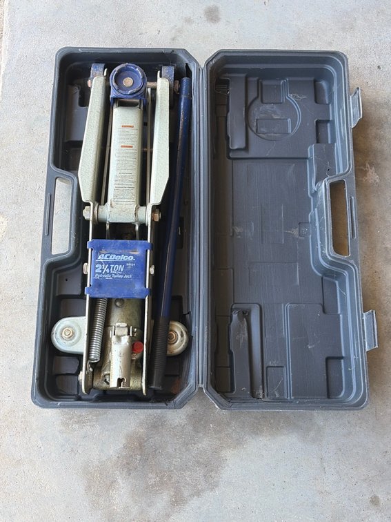 AC Delco 2 1/4 ton floor jack w/case