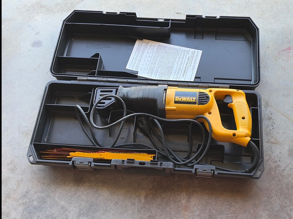 DeWalt reciprocating saw electric with extra saw blades and box