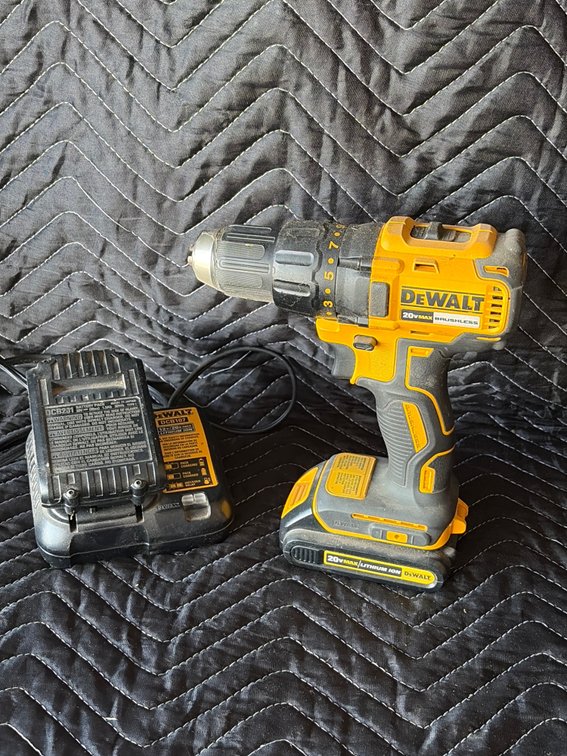 DeWalt model DCD777 20 V cordless screw gun with extra battery and charger