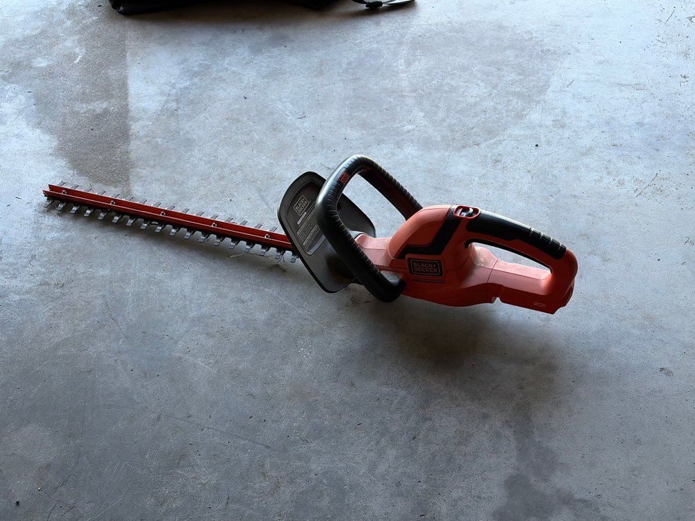 Black & Decker 20 V cordless hedge trimmer