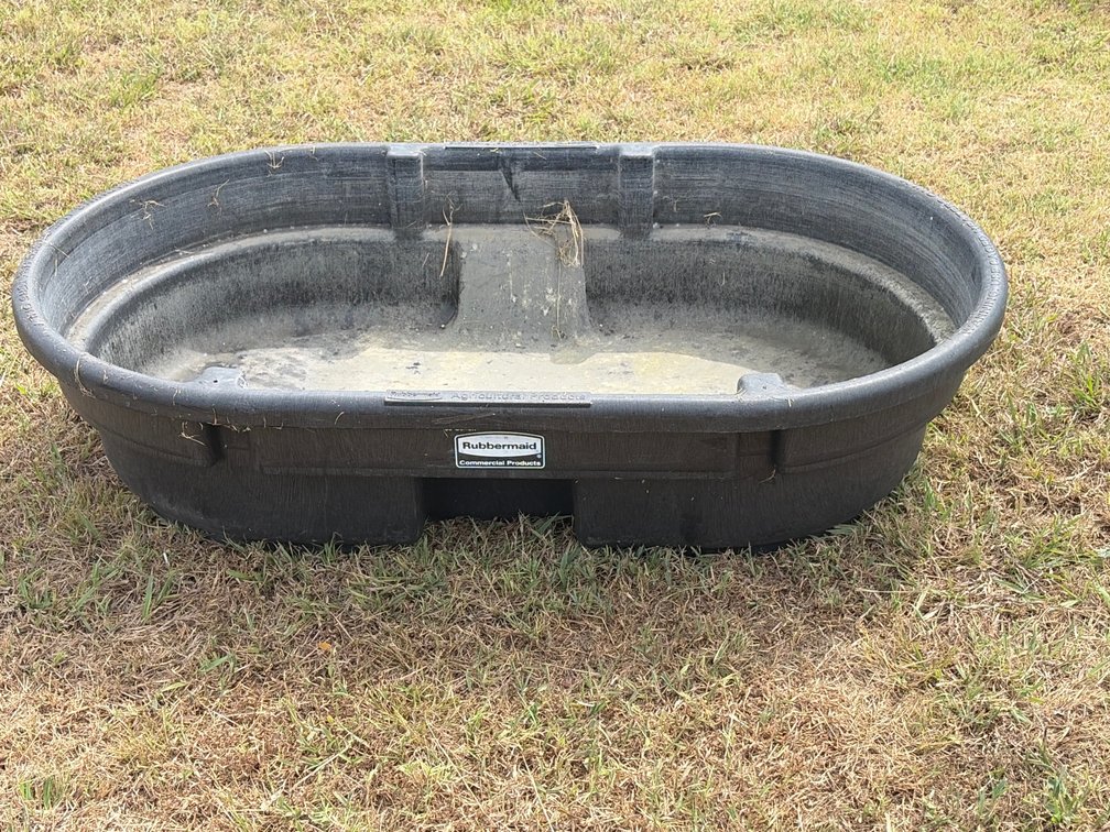 Rubbermaid 50 gallon livestock watering trough