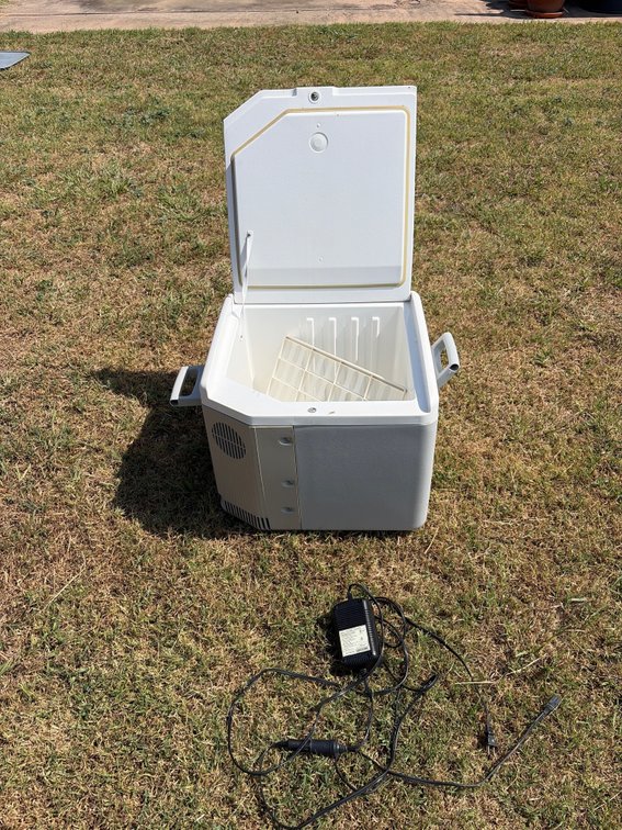 Ella portable ac/dc fridge
