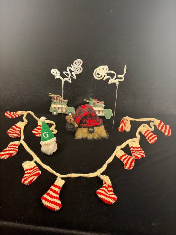 Mantle mini-stocking streamer, traveling gnome, decor