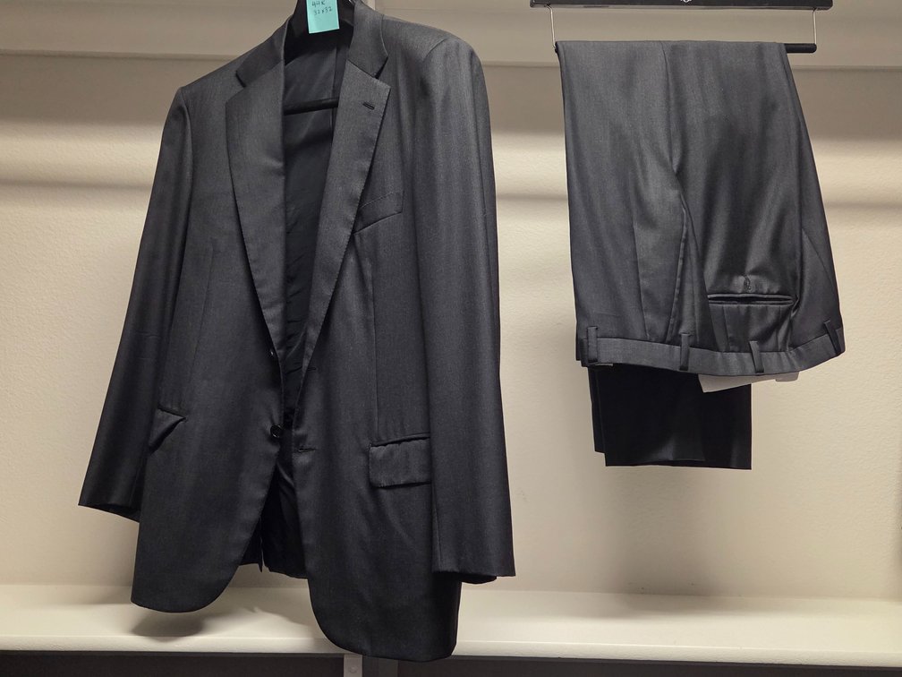 Brioni 42R Charcoal 2 button suit