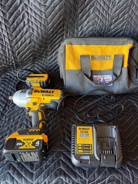 DeWalt XR 20 V max with 4AH battery charger and Cary bag