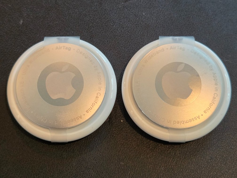 2 Apple AirTags