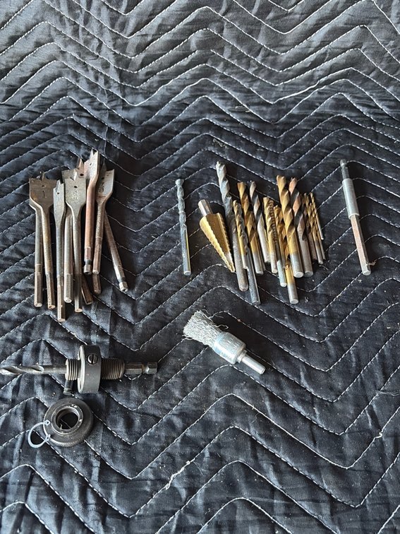 Drill bits, wood boring bits