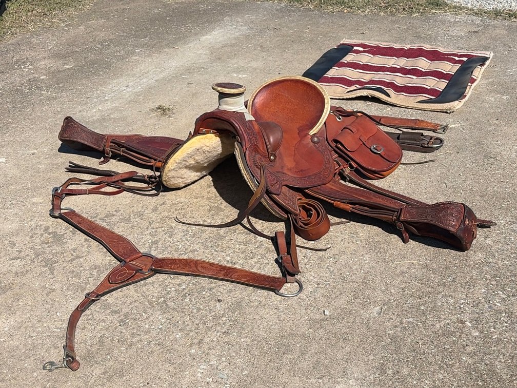 Dale Fredericks 22500 leather hand tool saddle with custom mini saddlebags