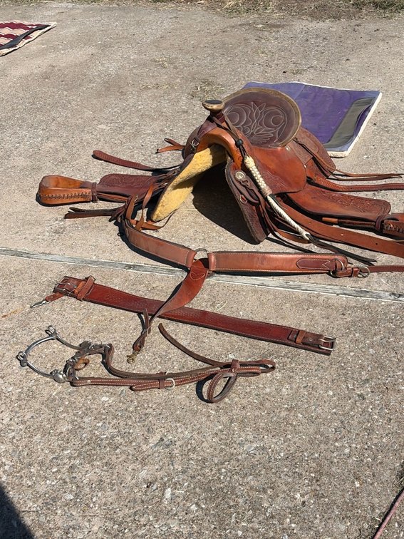 Custom tall hurricane deck hand to saddle with Brad and blanket
