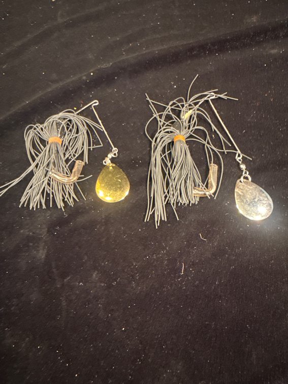 single-blade spinnerbait fishing lures, designed with a wired armature to mimic small baitfish flashing through the water