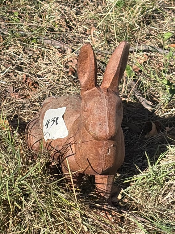 Metal rabbit statue, 7 inches