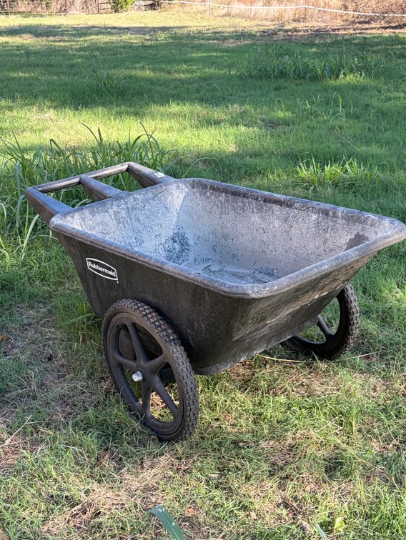 Rubbermade poly wheel barrow