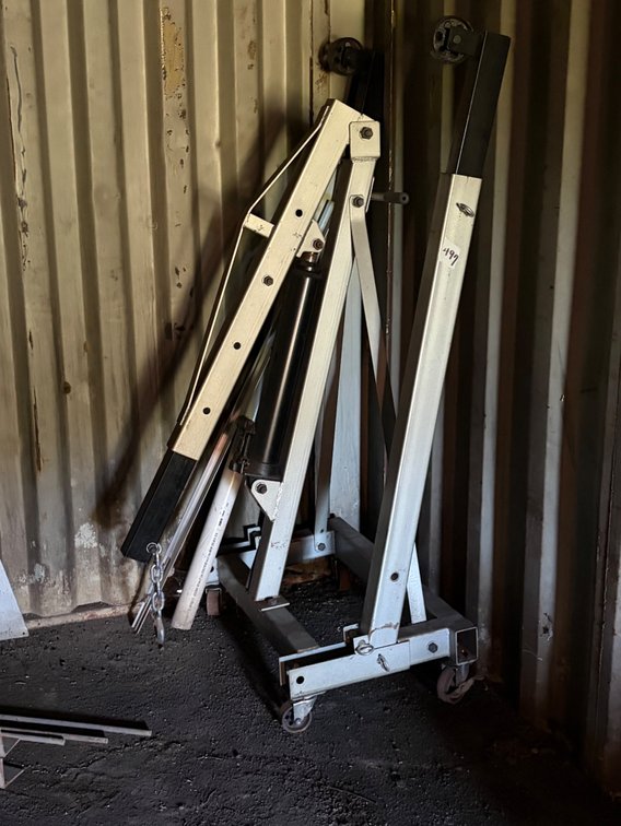 Portable hydraulic hoist/cherry picker