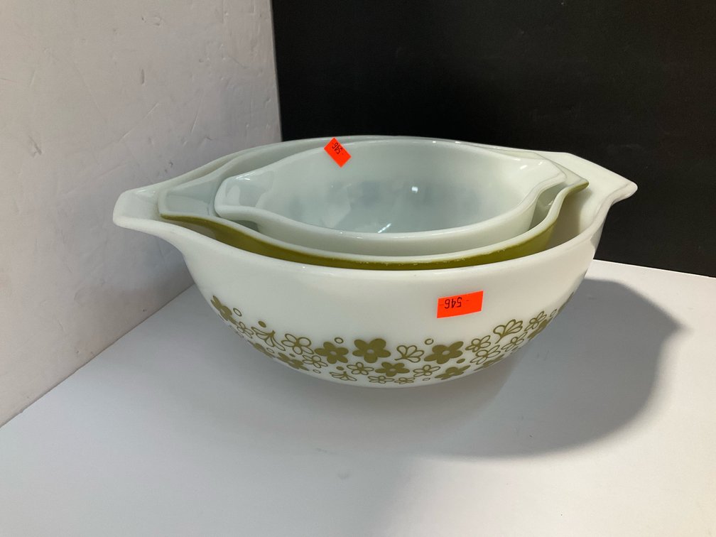 Set of three Pyrex nesting bowls