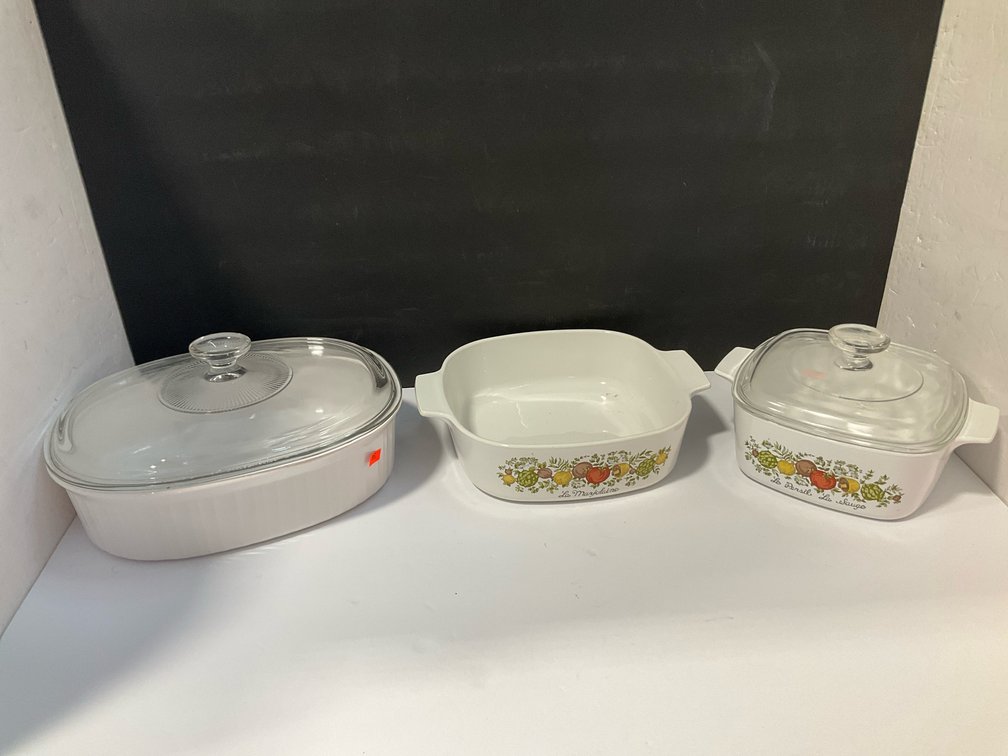 Corningware casserole dishes – one missing cover