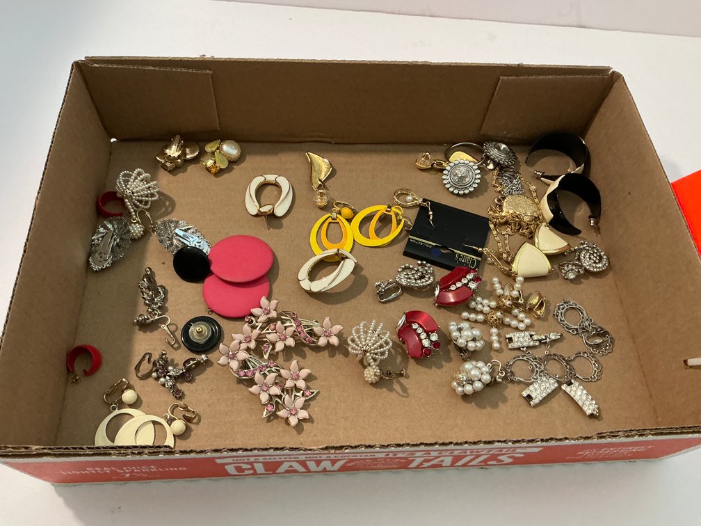 Jewelry earrings -Master bedroom