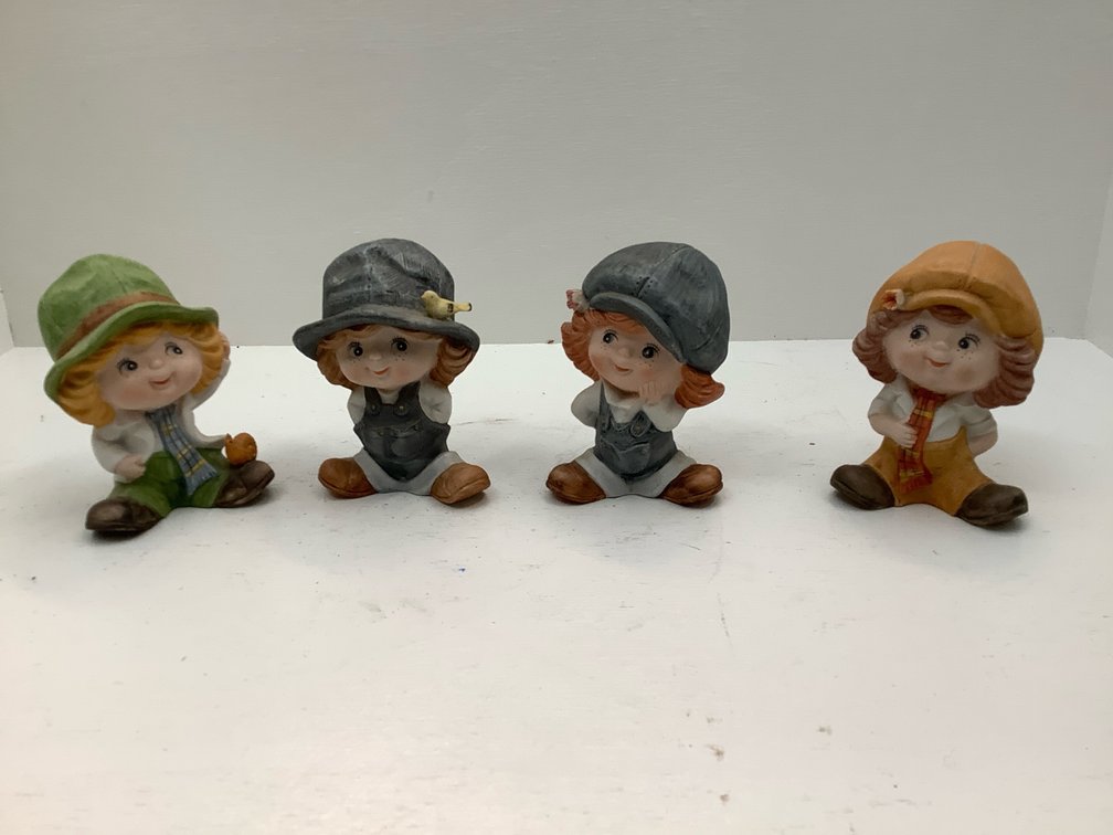 4 figurines