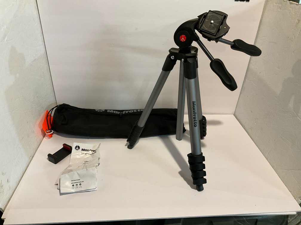 Manfrotto camera tripod-Basement
