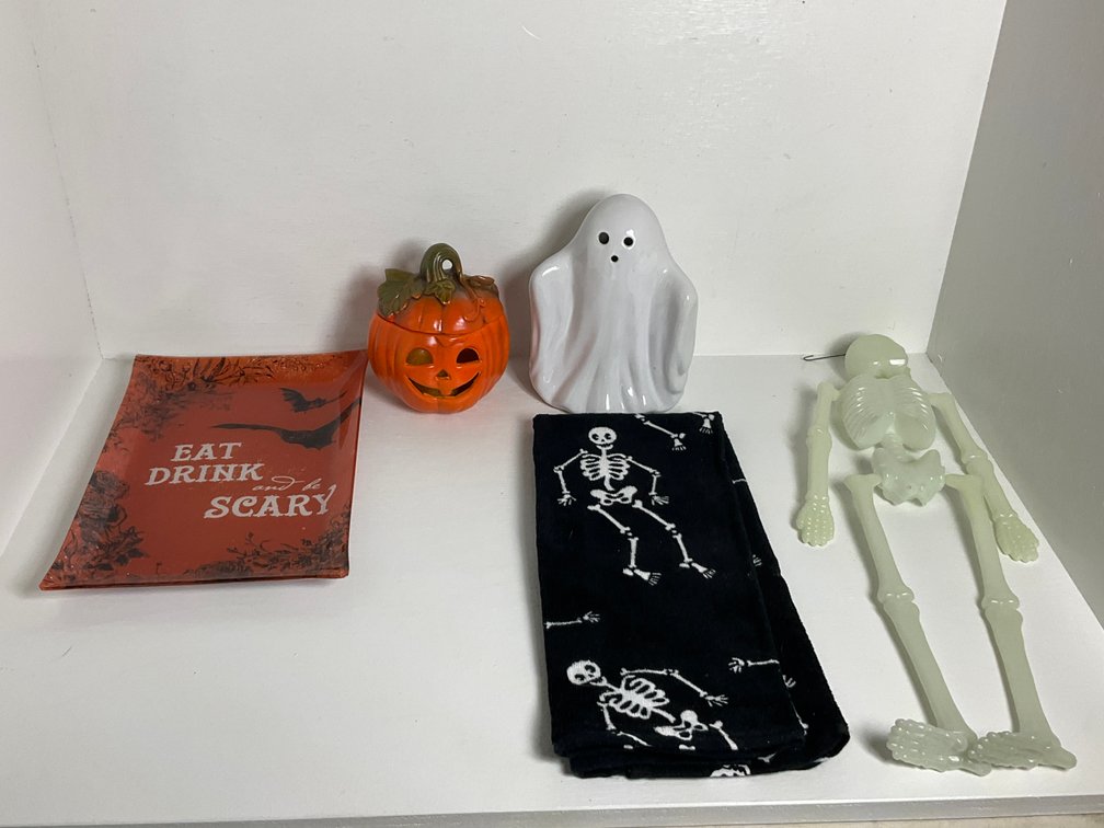 Halloween related decorators-Bedroom