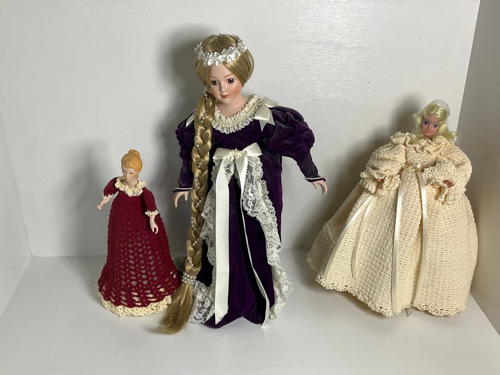 Porcelain dolls-Bedroom